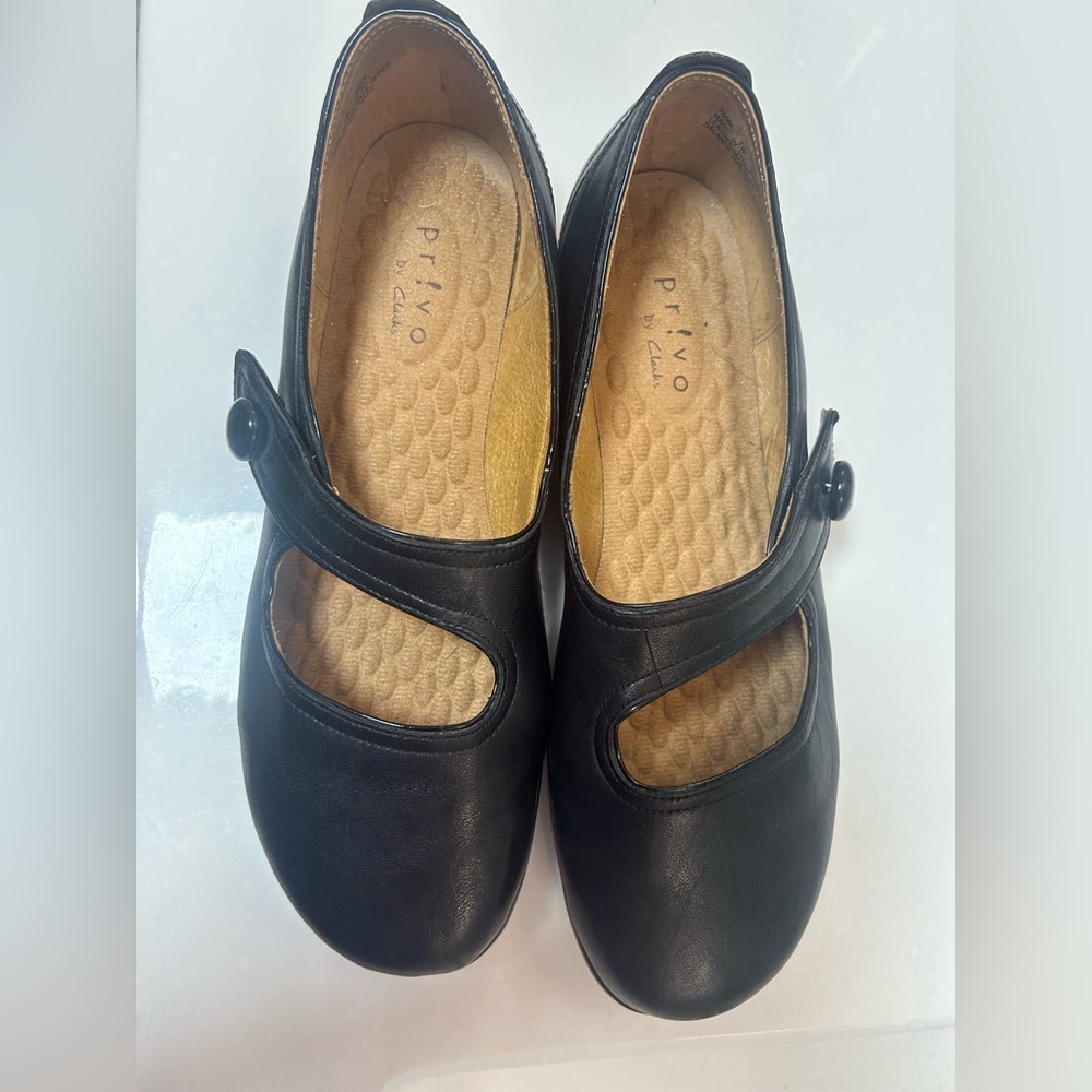 Privo by Clark’s black leather Mary Jane flats. “Soleassage” foot beds. EUC 7W